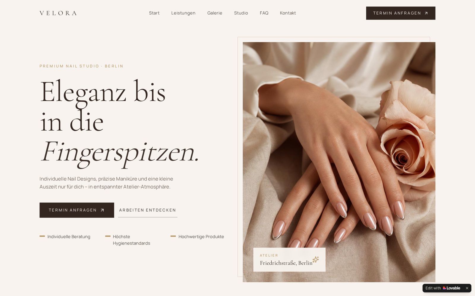 Startseite der VELORA Nail Atelier Website in einem Browser-Rahmen