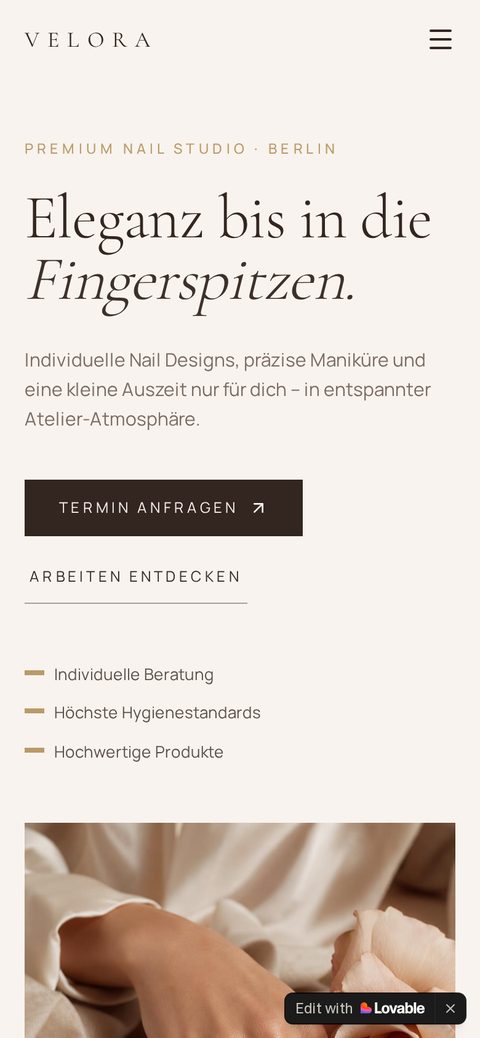 Mobile Ansicht der VELORA Nail Atelier Website auf einem Smartphone